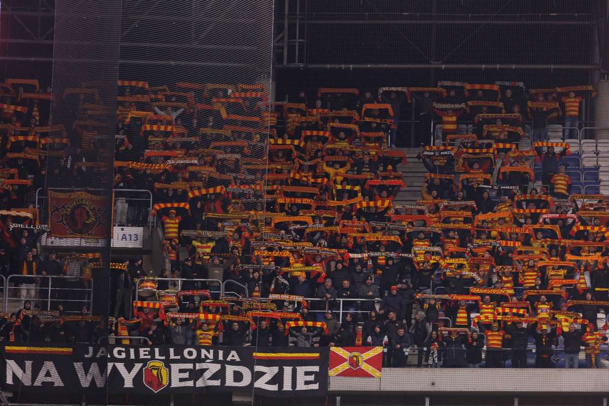 el rayo de jalisco – Varios aficionados del Rayo han sido hospitalizados tras ser atacados con porras